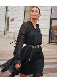 BY CABO - Czarna szyfonowa sukienka. Kolor: czarny. Materiał: szyfon. Długość rękawa: długi rękaw. Typ sukienki: rozkloszowane. Styl: klasyczny #1