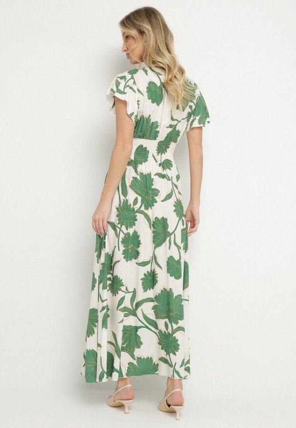 Born2be - Zielona Wiskozowa Sukienka Rozkloszowana w Kwiaty Arisona. Okazja: na randkę. Typ kołnierza: dekolt w kształcie V. Kolor: zielony. Materiał: wiskoza. Wzór: kwiaty. Sezon: wiosna, lato