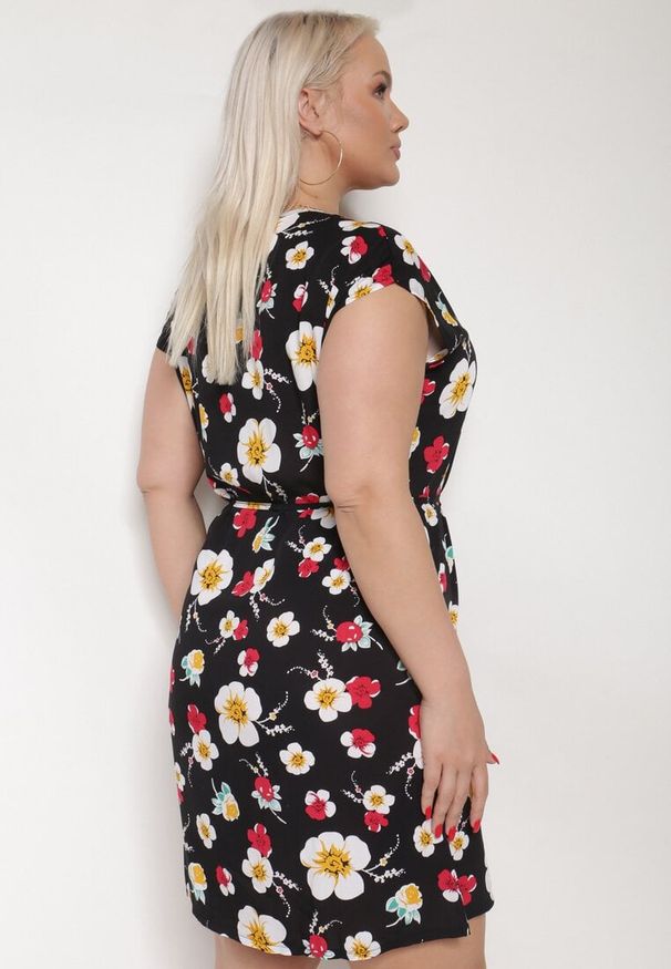 Born2be - Czarno-Czerwona Wiskozowa Sukienka w Kwiaty z Materiałowym Paskiem w Talii Risse. Kolekcja: plus size. Kolor: czarny. Materiał: materiał, wiskoza. Wzór: kwiaty. Sezon: lato. Typ sukienki: dla puszystych, proste. Styl: elegancki