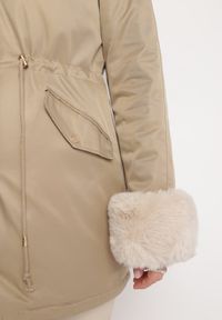 Born2be - Beżowa Kurtka Parka z Futerkiem i Kapturem Aresja. Kolor: beżowy. Materiał: futro. Sezon: zima, jesień #5