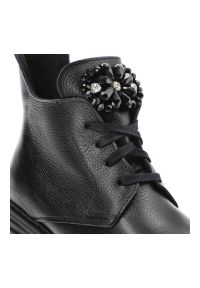 Czarne Botki Armodo Wygodne Buty Damskie. Okazja: na co dzień. Zapięcie: klamry. Kolor: czarny. Materiał: skóra. Obcas: na obcasie. Styl: klasyczny, casual, elegancki. Wysokość obcasa: niski #8