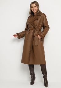 Born2be - Brązowy Dwurzędowy Płaszcz z Imitacji Skóry z Wiązanym Paskiem i Futrem Guritte. Okazja: na co dzień. Typ kołnierza: golf. Kolor: brązowy. Materiał: skóra, futro. Długość rękawa: długi rękaw. Długość: długie. Styl: klasyczny, casual, elegancki #1