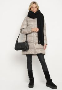 Born2be - Beżowa Pikowana Kurtka o Długim Kroju z Kapturem Kieszeniami i Dwustronnym Suwakiem Sanarose. Okazja: na spacer, na co dzień. Typ kołnierza: kaptur. Kolor: beżowy. Materiał: dzianina, polar, jeans. Długość: długie. Wzór: aplikacja. Styl: casual, elegancki #4