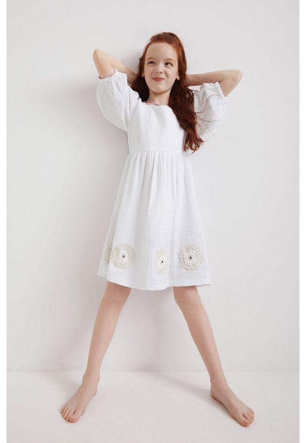 Desigual sukienka bawełniana dziecięca 22SGVW08 kolor biały mini rozkloszowana. Kolor: biały. Materiał: bawełna. Długość rękawa: krótki rękaw. Wzór: haft. Typ sukienki: rozkloszowane. Długość: mini