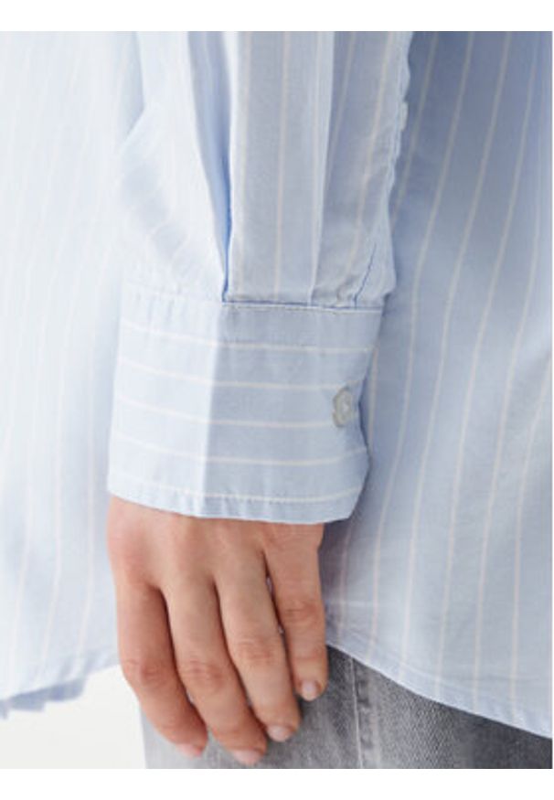 Tommy Jeans Koszula Badge DW0DW20289 Błękitny Oversize. Kolor: niebieski. Materiał: bawełna