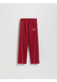 Reserved - Spodnie dresowe z lampasami - bordowy. Kolor: czerwony. Materiał: dresówka #1