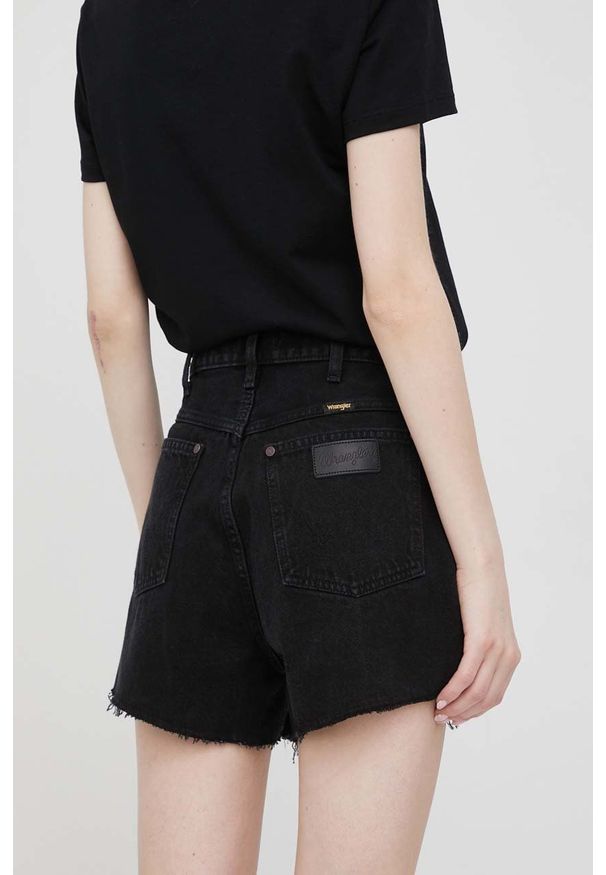 Wrangler szorty jeansowe damskie kolor czarny gładkie high waist. Okazja: na co dzień. Stan: podwyższony. Kolor: czarny. Materiał: jeans. Wzór: gładki. Styl: casual, klasyczny