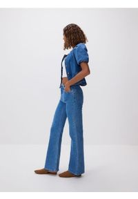 Reserved - Jeansy flare z wysokim stanem - niebieski. Stan: podwyższony. Kolor: niebieski