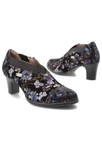 Półbuty damskie Laura Vita, skórzane na obcasie na zamek z gumką w podbiciu w kwiaty, bleu, Elcodieo-42-SL16021-2W. Okazja: na co dzień. Zapięcie: zamek. Kolor: niebieski. Materiał: skóra. Wzór: kwiaty. Obcas: na obcasie. Styl: casual, klasyczny, elegancki. Wysokość obcasa: średni #6