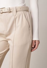 Born2be - Beżowe Eleganckie Spodnie Cygaretki z Wysokim Stanem i Paskiem z Klamerką Diminas. Okazja: na co dzień. Stan: podwyższony. Kolor: beżowy. Materiał: lakier. Wzór: gładki. Styl: elegancki #4