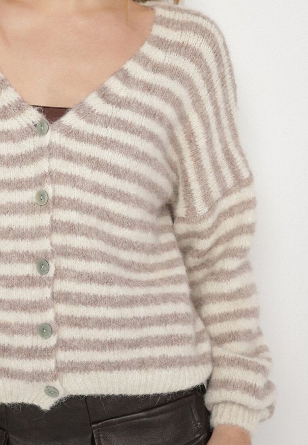 Born2be - Beżowy Kardigan z Wełną w Paski o Nietoperzowym Fasonie Fesmera. Okazja: na co dzień. Typ kołnierza: dekolt w serek. Kolor: beżowy. Materiał: wełna. Wzór: paski. Styl: casual