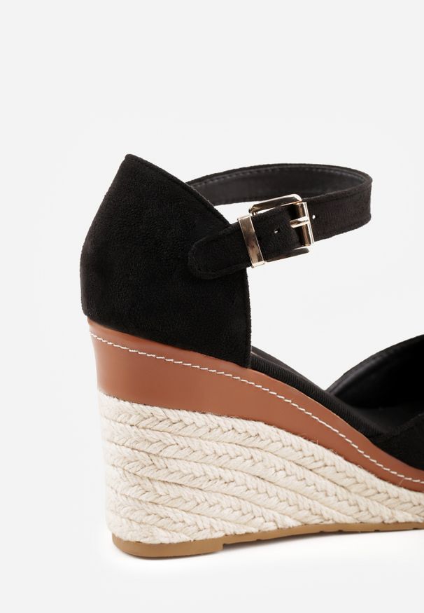 Renee - Czarne Sandały na Plecionym Koturnie ze Sprzączką Catlinna. Okazja: na co dzień. Zapięcie: sprzączka. Kolor: czarny. Obcas: na koturnie. Styl: elegancki, casual