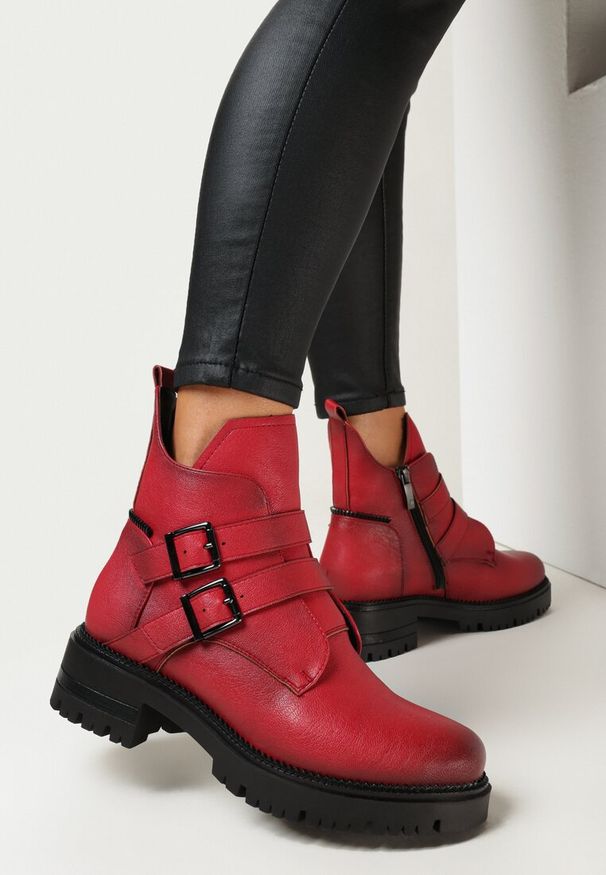 Born2be - Czerwone Botki za Kostkę na Grubej Podeszwie z Ozdobnymi Klamrami Agenora. Wysokość cholewki: za kostkę. Zapięcie: klamry. Kolor: czerwony. Szerokość cholewki: normalna. Wzór: aplikacja