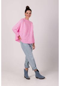 BE Knit - Luźny sweter damski z szerokimi rękawami róż. Okazja: na spotkanie biznesowe, na co dzień. Kolor: różowy. Materiał: jeans, poliamid, akryl, prążkowany, wełna. Długość: krótkie. Wzór: ze splotem. Styl: casual, elegancki, biznesowy #2