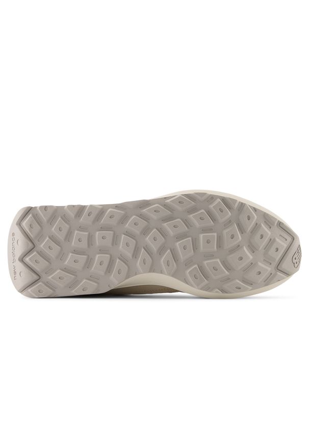 Buty unisex New Balance U370PC – beżowe. Kolor: beżowy. Materiał: zamsz, skóra. Szerokość cholewki: normalna. Sezon: lato