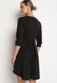Born2be - Czarna Trapezowa Sukienka z Dłuższym Tyłem Gemirina. Okazja: na co dzień. Kolor: czarny. Typ sukienki: trapezowe. Styl: casual #7