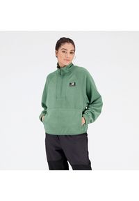 Bluza damska New Balance WT23509JD – zielona. Kolor: zielony. Materiał: polar, materiał, poliester. Wzór: napisy, aplikacja. Sezon: zima. Sport: turystyka piesza #1