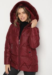Born2be - Bordowa Pikowana Kurtka o Pudełkowym Kroju z Kapturem z Futerkiem Rearria. Okazja: na co dzień. Typ kołnierza: kaptur. Kolor: czerwony. Materiał: futro. Sezon: zima. Styl: casual, klasyczny #1
