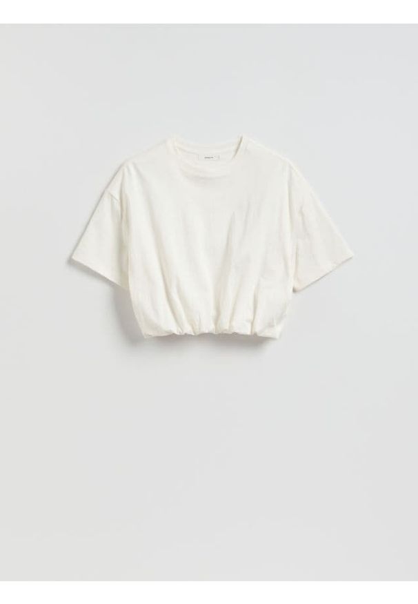 Reserved - Krótki t-shirt z marszczeniem - złamana biel. Materiał: dzianina, bawełna. Długość: krótkie