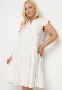 Born2be - Jasnobeżowa Sukienka o Rozkloszowanym Kroju z Dekoltem w Serek Meverina. Okazja: na co dzień. Typ kołnierza: dekolt w serek. Kolor: beżowy. Długość rękawa: krótki rękaw. Wzór: aplikacja. Typ sukienki: proste, rozkloszowane. Styl: elegancki, casual #1