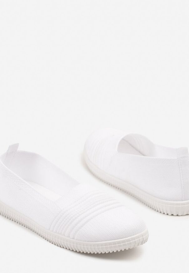 Renee - Białe Tenisówki Ozdobione Paskami Heloti. Okazja: na co dzień. Zapięcie: pasek. Kolor: biały. Materiał: jeans. Wzór: aplikacja. Styl: casual