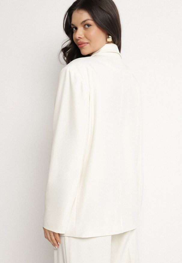 Born2be - Jasnobeżowa Dwurzędowa Marynarka z Usztywnioną Linią Ramion Sonarilla. Okazja: na co dzień. Kolor: beżowy. Materiał: jeans. Styl: elegancki, klasyczny, casual