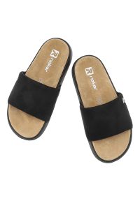 Klapki damskie Rieker, cholewka z tworzywa wsuwany fason szeroki pasek z przodu, czarne, W3250-00. Okazja: na co dzień, na spacer. Kolor: czarny. Materiał: materiał. Sezon: lato. Styl: klasyczny, wakacyjny, casual #5