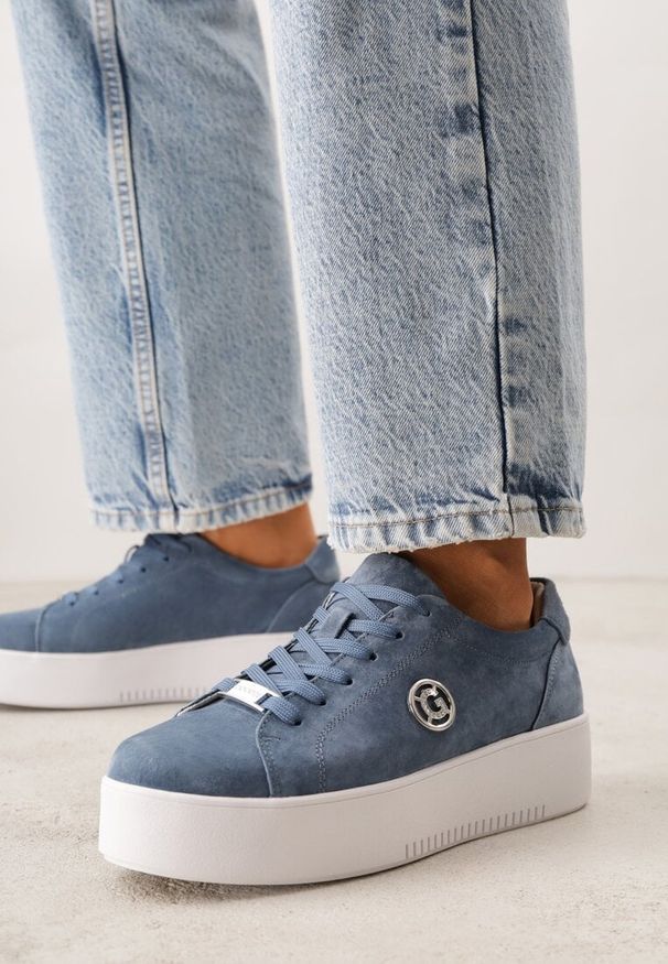 Renee - Niebieskie Skórzane Sneakersy na Platformie z Ozdobną Aplikacją z Boku Nesophia. Okazja: na co dzień. Kolor: niebieski. Materiał: skóra. Wzór: aplikacja. Obcas: na platformie