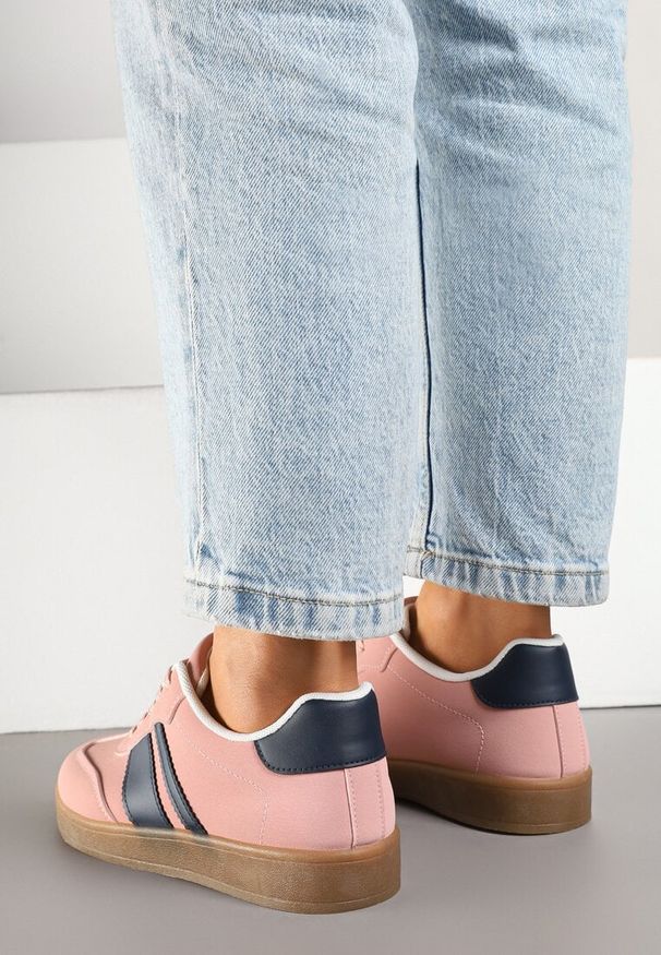 Renee - Różowe Sneakersy Typu Tenisówki Ozdobione Paskami Amolana. Okazja: na co dzień. Zapięcie: pasek. Kolor: różowy. Materiał: jeans. Wzór: aplikacja