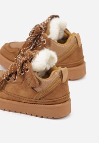 Born2be - Brązowe Śniegowce Sneakersy z Ozdobnym Sznurowaniem Ocieplane Futerkiem Nalinia. Okazja: na uczelnię, na co dzień. Zapięcie: rzepy. Kolor: brązowy. Materiał: futro. Styl: casual, elegancki