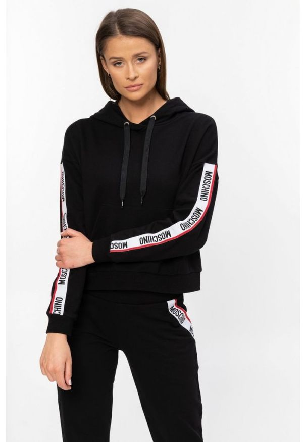 MOSCHINO Czarna bluza z kapturem i lampasami. Typ kołnierza: kaptur. Kolor: czarny. Materiał: bawełna, prążkowany. Wzór: aplikacja