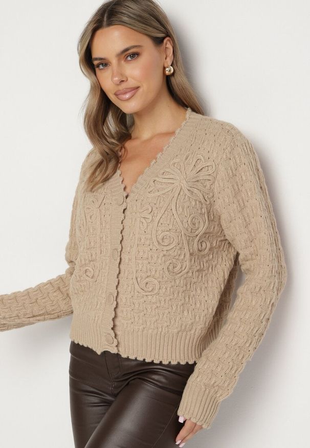 Born2be - Ciemnobeżowy Kardigan Oversize Zapinany na Guziki z Ozdobnym HaftemKalabrine. Kolor: beżowy. Materiał: materiał. Sezon: zima
