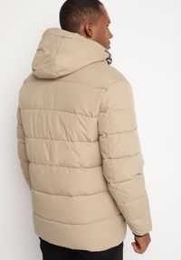 Born2be - Ciemnobeżowa Pikowana Kurtka z Odpinanym Kapturem i Ściągaczami w Paski przy Rękawach Atinthea. Okazja: na co dzień. Kolor: beżowy. Materiał: jeans. Wzór: paski. Styl: casual, elegancki #6