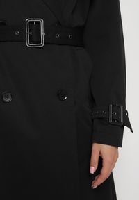 Born2be - Czarny Płaszcz Trencz z Paskiem w Talii i na Rękawach Irimarine. Okazja: na co dzień. Kolor: czarny. Materiał: jeans. Długość rękawa: długi rękaw. Długość: długie. Styl: casual, klasyczny, wizytowy #5