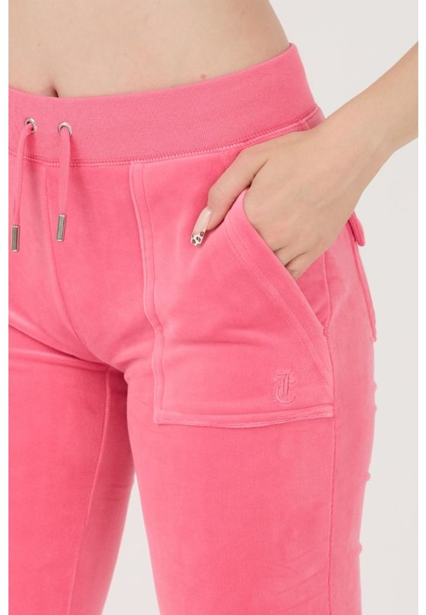 Juicy Couture - JUICY COUTURE Różowe spodnie dresowe Del Ray Pocketed Pant. Kolor: różowy. Materiał: dresówka