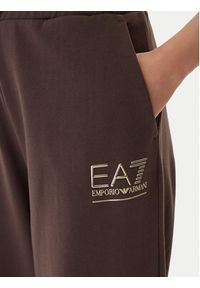 EA7 Emporio Armani Spodnie dresowe 7W000418 AF12473 U6063 Brązowy Regular Fit. Kolor: brązowy. Materiał: bawełna #2