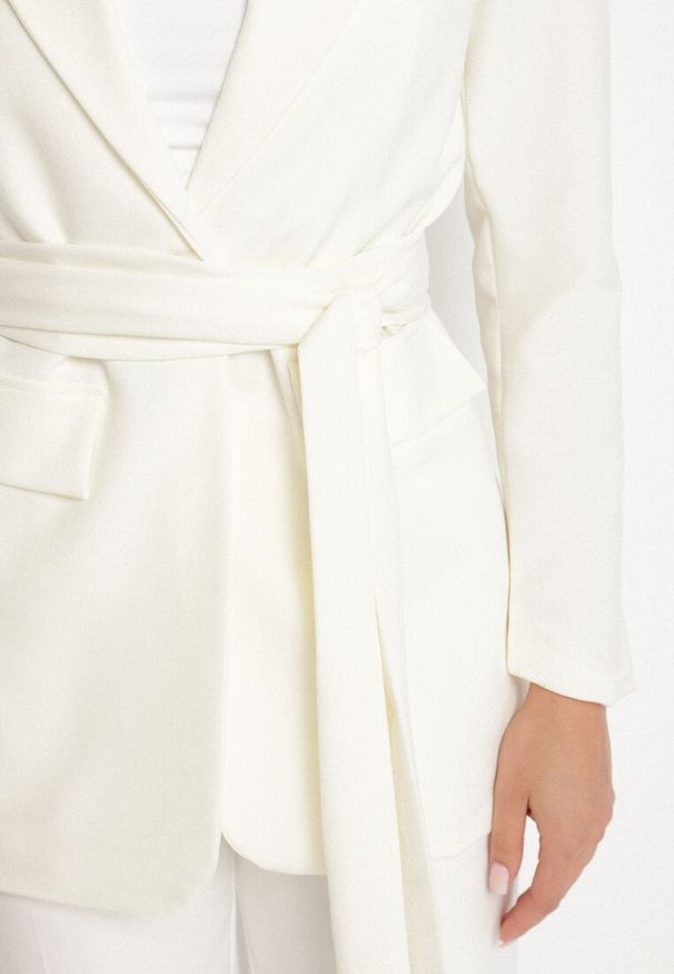 Born2be - Biała Marynarka Jednorzędowa z Wiązanym Paskiem Isabelline. Kolor: biały. Styl: elegancki