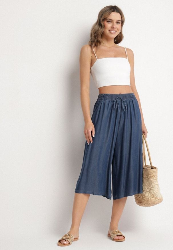 Born2be - Granatowe Bawełniane Szorty Bermudy o Szerokim Kroju z Ozdobnym Wiązaniem Falpio. Okazja: na co dzień. Kolor: niebieski. Materiał: bawełna. Styl: elegancki, casual