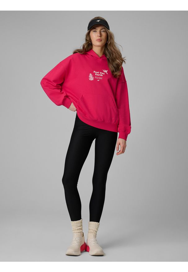 4f - 4F Bluza dresowa loose z kapturem damska - różowa XS. Okazja: na co dzień. Typ kołnierza: kaptur. Kolor: różowy. Materiał: dresówka. Styl: casual