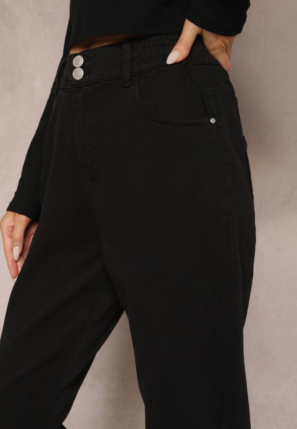 Renee - Czarne Jeansy Mom Fit z Wysokim Stanem i Gumką w Pasie Yvona. Okazja: na co dzień. Stan: podwyższony. Kolor: czarny. Styl: casual, klasyczny, elegancki