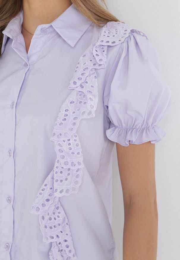 Born2be - Fioletowa Koszula z Haftowanymi Falbankami Bruchy. Typ kołnierza: kołnierz z falbankami. Kolor: fioletowy. Długość rękawa: krótki rękaw. Długość: krótkie. Wzór: haft. Sezon: wiosna, lato