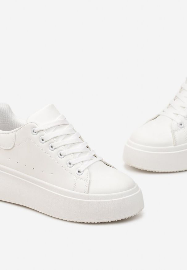 Renee - Białe Sneakersy na Grubej Podeszwie Yarna. Okazja: na co dzień. Kolor: biały