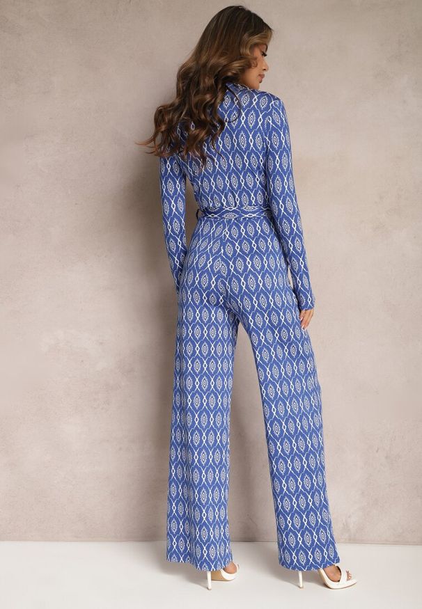 Renee - Granatowy Taliowany Kombinezon z Szerokimi Nogawkami i Wiązanym Paskiem Acaelia. Okazja: na co dzień. Kolor: niebieski. Materiał: wiskoza. Wzór: aplikacja. Styl: casual, elegancki