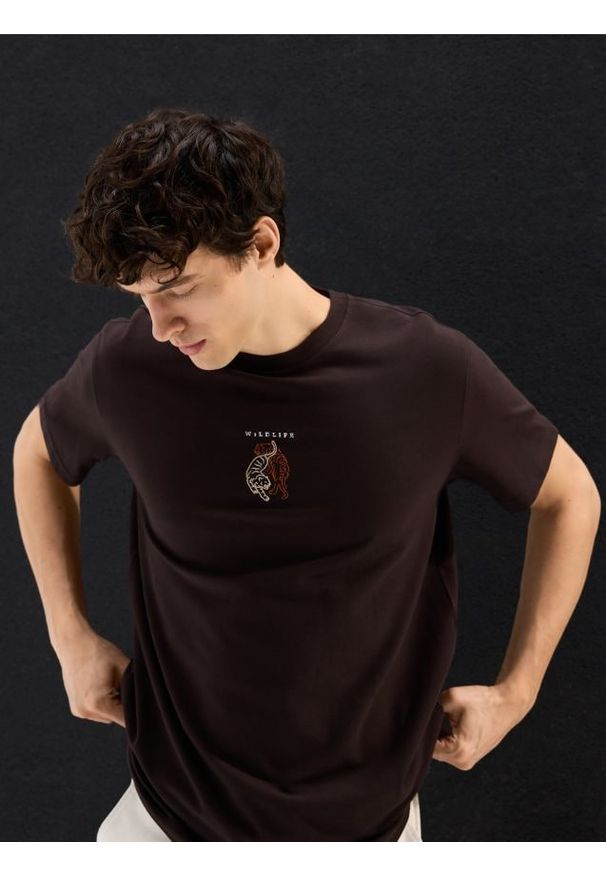 Reserved - T-shirt comfort z nadrukiem - ciemnobrązowy. Kolor: brązowy. Materiał: bawełna, dzianina. Wzór: nadruk