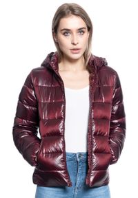 Wrangler - KURTKA DAMSKA WRANGLER SHORT PUFFER TAWNY PORT W4N1V0X7O. Materiał: puch. Sezon: zima