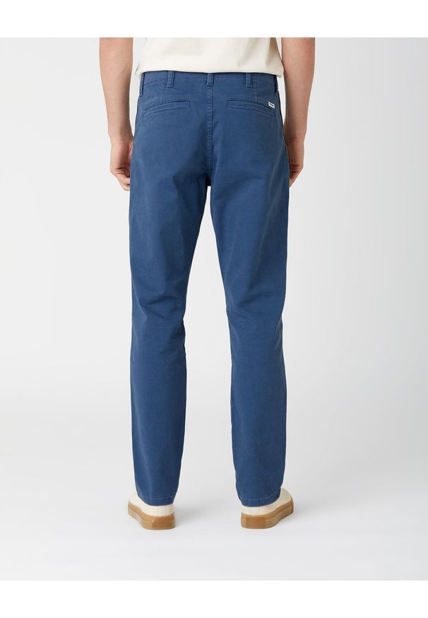 Wrangler - WRANGLER CASEY CHINO MĘSKIE SPODNIE MATERIAŁOWE DARK DENIM W1C050XTG 112141230. Materiał: denim, materiał