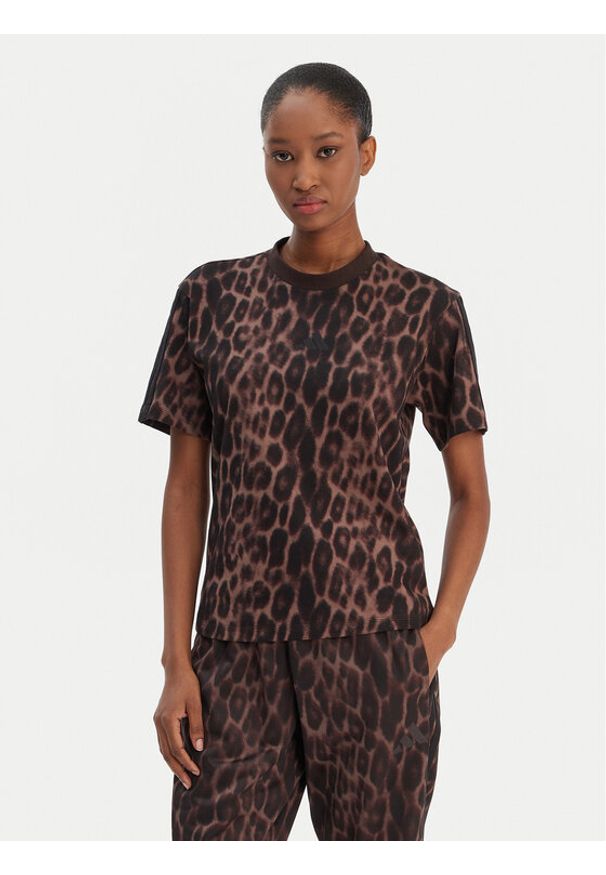 Adidas - adidas T-Shirt Seasonal Essentials Leopard Print JZ0200 Brązowy Regular Fit. Kolor: brązowy. Materiał: bawełna. Wzór: nadruk