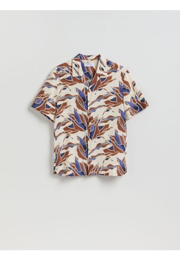 Reserved - Koszula regular z dodatkiem lnu - kremowy. Kolor: kremowy. Materiał: len