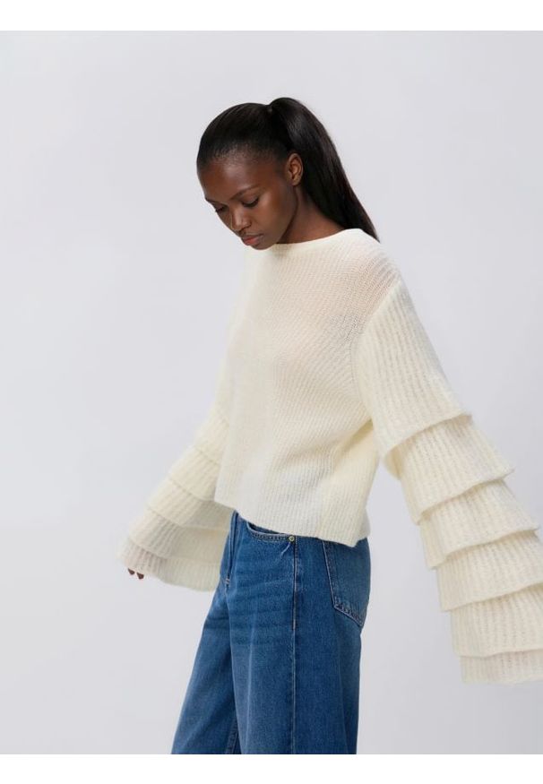 Reserved - Sweter z ozdobnymi rękawami - kremowy. Kolor: kremowy. Materiał: dzianina, wełna