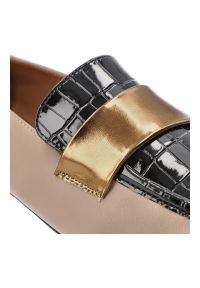 Hot Potatoes by Gioseppo - Beżowe Półbuty Gioseppo Eleganckie Obuwie Damskie. Okazja: do pracy. Zapięcie: pasek. Kolor: beżowy. Materiał: skóra, lakier. Wzór: aplikacja, geometria. Obcas: na obcasie. Styl: elegancki. Wysokość obcasa: średni #2